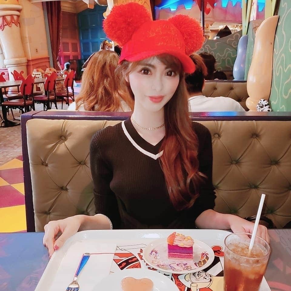 桃瀬えりなのインスタグラム：「TDR🐭🏰＆焼肉❤︎.*  #tokyodisneyland #disney #rady #gourmet #follow #followme #東京ディズニーランド #美女と野獣のお城 #美女と野獣魔法のものがたり #ベイマックス #抽選外れちゃった🥺 #早く乗りたい #赤ミッキー #焼肉 #グルメ #ビーフキッチン中目黒 #コース料理 #いいね返し #フォロー返し」