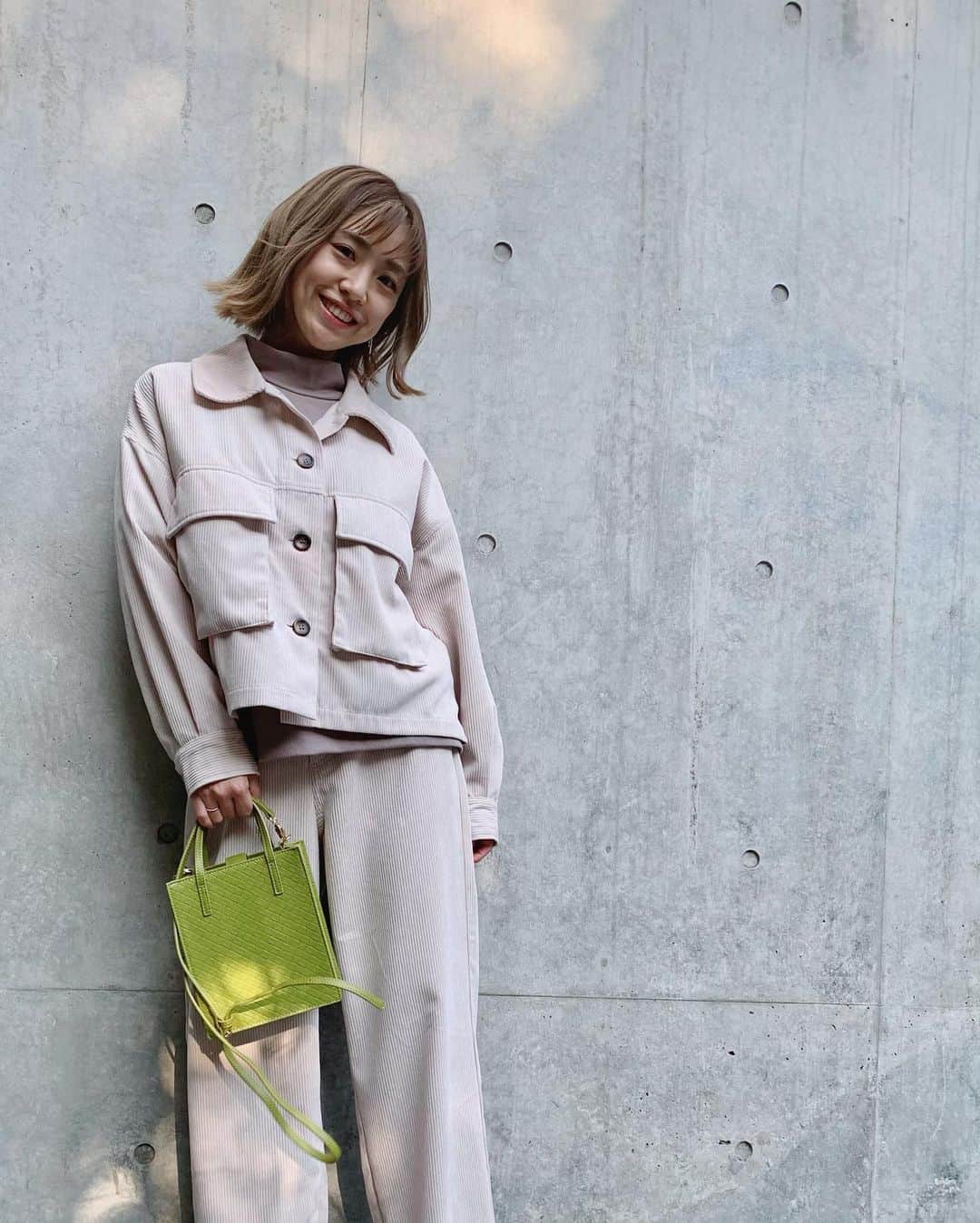 本橋優華のインスタグラム：「こんなコーデが好き。 モックネックデザインのスエットtopsで楽ちんそして大人ぽく。  #モックネック#アッシュグレー#セットアップ#コーデュロイ #アイボリー#ivory#bag#sepup#pants#jacket#sweat#tops#sponsored#reca#recaコーデ#PR」