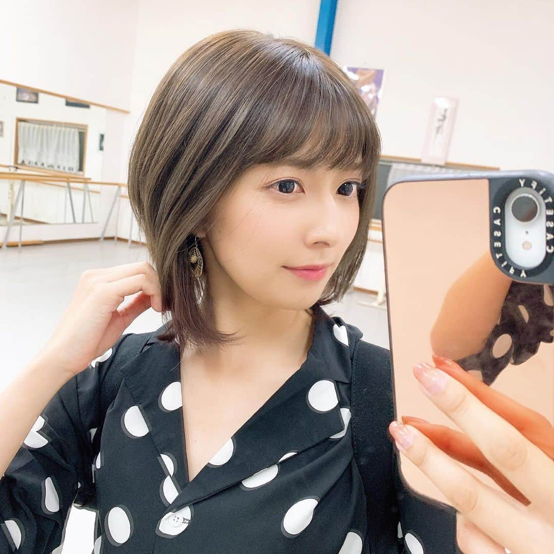 林田雪菜さんのインスタグラム写真 - (林田雪菜Instagram)「そういえば 先月カットとカラーしました🙋‍♀️ カットは数ヶ月ぶりに前髪を作って  がっつり入れてたレイヤーをローレイヤーにしました！ 内巻きにしても良い形になるように アレンジしやすくしてもらいました☺️  カラーは表面がイルミナカラーのフォレスト🌳 インナーはアディクシーカラーのペールバイオレット＋ちょこっとピンク💜 カラーしたその日にバレエスタジオで撮ったら この２つのグラデーションが分かりやすかった🥺 良い色〜✨  最近の写真だとすっごく明るく見えるけど 下の毛先は落ち着いた色だからバサバサに見えず実際はもっと良い感じ🙌  #カット#カラー#newwavetete#下通店#下TETE#イルミナスターダスト#フォレスト#緑系#透明感#インナーカラー#アディクシーカラー#ペールバイオレット#ペールピンク#紅葉カラー#🍁#カットは米満さん#カラーは升田さん#ありがとうございました❤️」11月19日 23時28分 - hayashidayukina