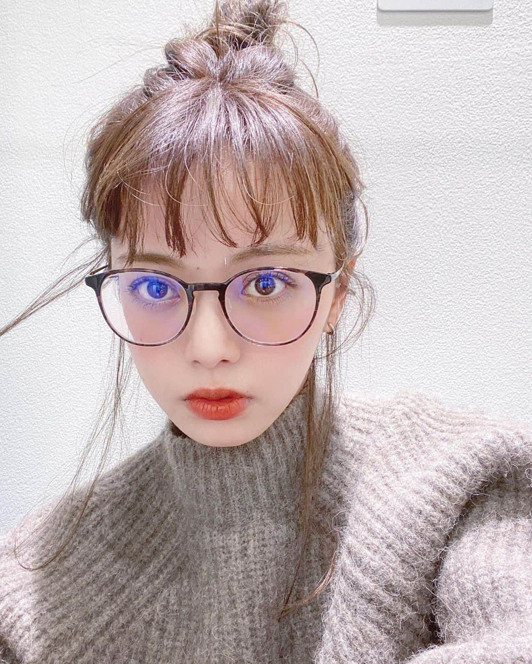 山崎春佳さんのインスタグラム写真 - (山崎春佳Instagram)「selfieee🤳🏻🤎 . 新しい @zoff_eyewear の眼鏡。 ブルーライトもUVもカットできる優れもの。 アームの部分がピンクゴールドだからアクセ代わりに つけやすいし、なんたって軽くて疲れないからこの フレームにしたよ◎ 着けてたらお洒落な伊達眼鏡だと思われた！嬉しい！ . そしてアウターもおにゅうでして、 @mavie.official__ のものです◡̈⃝⋆* ストーリーに載せたらこのスタイリングが好き！って 反響があって嬉しかったです！いやはや、かわいいよね！！(笑) こういうオーバーサイズでかっちりした形のタイプ なのに、柔らかいし、重たくないから着てて疲れない のが推せるポイント！ かわいいアイテムがいーーっぱいあるからこれから 絶対に人気が出るブランド✔️ . #me #tbt #selfie #mavie #coat #outer #bunned #glasses #zoff #zoffeyewear #ootd #おだんごヘア #アウター #ジャケット #メガネ #眼鏡 #眼鏡女子 #ゾフ #実は視力結構悪いです 1.0見える世界に久しぶりにしてもらえて幸せ！！！ありがとうございます！！！😭🙏🏻」11月19日 23時29分 - haruka_yamazaki