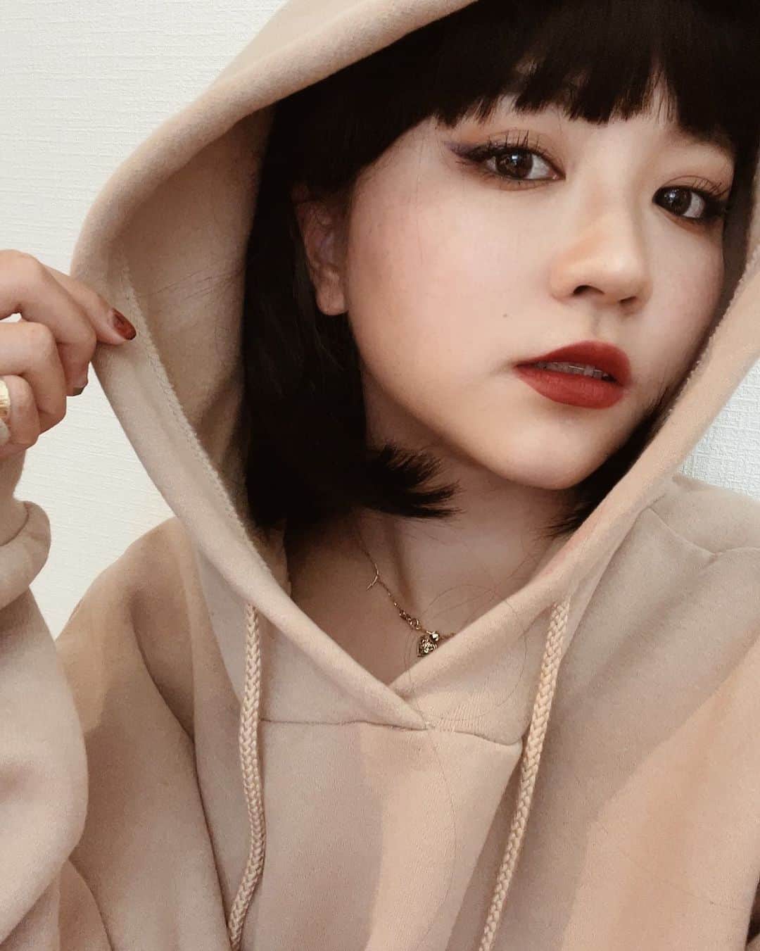 のインスタグラム：「🤎🤎🤎 ㅤㅤㅤㅤㅤㅤㅤㅤㅤㅤㅤㅤㅤ @libecka_  ㅤㅤㅤㅤㅤㅤㅤㅤㅤㅤㅤㅤㅤ  #instagram  #ヘアカット  #japan  #メイク  #YouTube  #cosmetics #love #me #makeup  #fashion #メイク動画  #メイク #コスメ #shii_hair🌹 #Libecka #libeckabyshii #youtuber #youtube #アッシュカラー #ヘアアレンジ #hairStyle #ヘアカラー  #プチプラコーデ #低身長コーデ #低身長ファッション　#ショートヘア #ハンサムショート #マッシュショート #libeckabyshii #パーカー #ハーフウィッグ #パーカー」