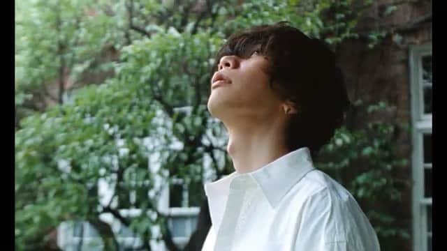 朝見心のインスタグラム：「(∵)﻿ ﻿ ﻿ ﻿ ﻿ ※ごめん﻿  めっちゃ長いです﻿ ﻿ ﻿ ﻿ ﻿ ﻿ ﻿ ‪【出演情報】MV‬﻿ ‪米津玄師『カナリヤ』‬﻿ ﻿ ﻿ ‪米津さんが今年リリースされたアルバム﻿ 『STRAY SHEEP』の収録曲﻿ ﻿ 『カナリヤ』のMVに出演させて頂きました﻿ ﻿ ﻿ ﻿ 初めてのミュージックビデオ﻿ 初めてのフイルム撮影﻿ 初めての演出﻿ ﻿ ﻿ 個人的にも﻿ 色んな‬想いが﻿ 色んな感情が﻿ 交差した作品です﻿ ﻿ ﻿ 私は今﻿ ﻿ 誰かのために﻿ 何かのために﻿ 世間のために﻿ 世界のために﻿ ﻿ 何が出来るのか﻿ 何もできてないな﻿ ﻿ ﻿ ﻿ ﻿ 悔しいな﻿ 情けないな﻿ ﻿ ﻿ ﻿ ﻿ せっかく表現の世界に生きているのに﻿ 何も表現できていない﻿ ﻿ 誰も救えていない﻿ 何も返せていない﻿ ﻿ ﻿ でも表現の仕方が分からない﻿ ﻿ ﻿ ﻿ ﻿ ﻿ と﻿ ﻿ もがいている時に﻿ こちらの作品のお話に出逢いました﻿ ﻿ ﻿ ﻿ ﻿ ﻿ ﻿ ﻿ 今じゃなかったら﻿ 今年じゃなかったら﻿ この状況下じゃなかったら﻿ ご縁もなかっただろうと思うと﻿ ﻿ 本当に﻿ 切なく﻿ 愛おしく﻿ 狂おしく﻿ 大切な作品です﻿ ﻿ ﻿ ﻿ ﻿ ﻿ ‪今頑張ってない人なんていない﻿ ‪みんなみんな頑張ってる﻿ ﻿ だから﻿ みんな大丈夫です﻿ ﻿ それで「いいよ」と﻿ 伝えたかったんです﻿ ﻿ ﻿ ﻿ 伝えるだけでなく﻿ ﻿ たぶん﻿ ﻿ 私も﻿ それで「いいよ」と﻿ 言って欲しかったんだと思います﻿ ﻿ ﻿ ﻿ ﻿ ﻿ ﻿ みんな強いし﻿ みんな弱い﻿ ﻿ ﻿ だから﻿ 他の人がいるんだと思います﻿ ﻿ ﻿ ﻿ 頼れる時は頼ろう﻿ 救える時に救おう﻿ ﻿ ﻿ ﻿ みんなひとりじゃない﻿ それでいいんだよ﻿ あなたのままでいいんだよ﻿ ﻿ ﻿ ﻿ ﻿ ﻿ ‪今だから﻿ 今を生きる人に﻿ ﻿ あなた﻿ ﻿ に届けたい曲です‬﻿ ﻿ ﻿ 1人1人と﻿ 手を繋いで﻿ 大好きだよ﻿ 大丈夫だよ﻿ と言えない代わりに﻿ こちらの作品を通して﻿ 米津さんの歌詞に乗せて﻿ 是枝さんの優しい映像に乗せて﻿ 皆さまにどうか伝わりますように﻿ ﻿ ﻿ ﻿ ﻿ ﻿ ‪誰かに﻿ 何かに﻿ 寄り添える作品でありますように‬﻿ ﻿ ﻿ ﻿ ﻿ ﻿ ﻿ ﻿ ‪https://youtu.be/JAMNqRBL_CY‬﻿ 米津玄師 MV 「カナリヤ」﻿ ﻿ ﻿ ﻿」