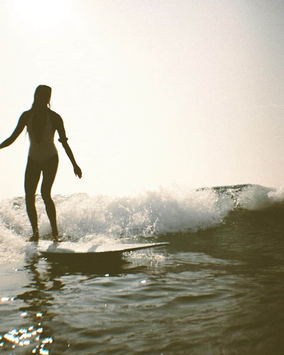 ケルシー・ロビンソンのインスタグラム：「Missing baby waves & beach days 🖤」
