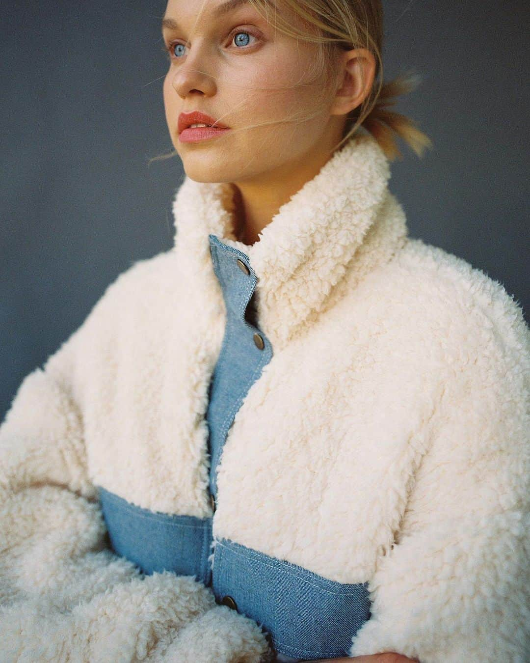 Urban Outfittersさんのインスタグラム写真 - (Urban OutfittersInstagram)「A little denim, a little fuzzy. The Laura Jacket is the best of both worlds. Tap to shop!」11月19日 23時35分 - urbanoutfitters