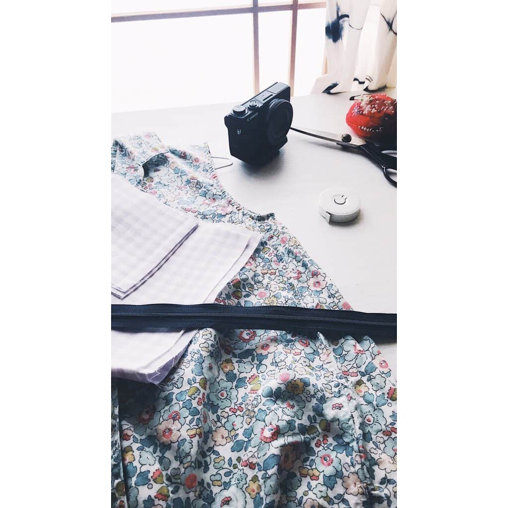 madebyayaさんのインスタグラム写真 - (madebyayaInstagram)「裏地付きバージョンも作ります\( ¨̮ )/ ﻿ ﻿ #sewing #diy #memadeeveryday #handmadefashion #handmadewardrobe #thriftflip #upcycledfashion #upcycledclothing #studio #sewinglove #ecofashion #slowfashion #slowfashionmovement #vsco #refashion #imakemyownclothes #costura #couturefashion #nähen #шитье #裁縫 #手芸 #リメイク #古着 #ソーイング #ミシン #ハンドメイド大人服 #libertyfabric #手作 #미싱」11月19日 23時37分 - a.y.a__