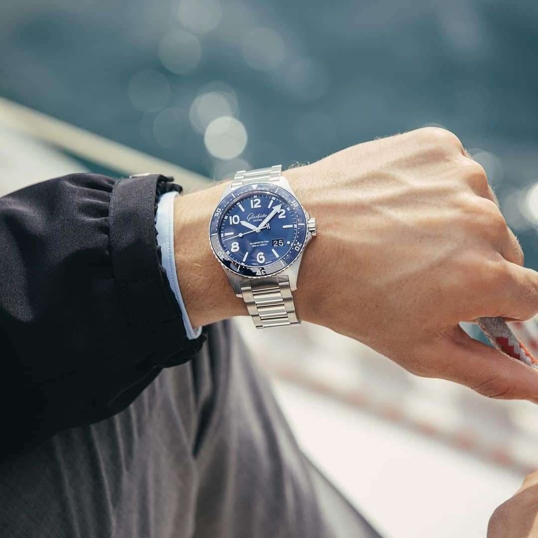 グラスヒュッテさんのインスタグラム写真 - (グラスヒュッテInstagram)「Style and functionality in perfect harmony   With every moment on the wrist, the SeaQ Panorama Date stands out thanks to its beautifully balanced aesthetics and unique feature set. With its highly legible Panorama Date indication, individually hand-applied, large indexes and superb luminescence, functionality and style remain in perfect harmony.   #GlashütteOriginal #GlashuetteOriginal #SeaQ #PanoramaDate #bluedial #divewatch #diverswatch #watchdesign #madeingermany #watchmakingart #wotd #instawatch #watchesofinstagram #sportswatch #wristshot」11月19日 23時39分 - glashuetteoriginal