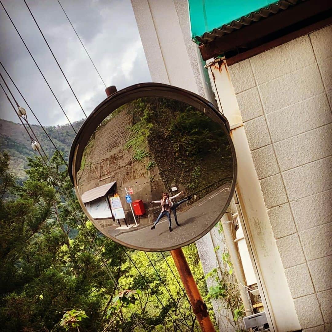 のインスタグラム：「いつかのやつ。 旅行行きたいね！ほのちゃん。#寝そう  . . #旅行 #女子旅 #カーブミラー #カーブミラー越し #デニム #デニムコーデ #田舎の風景 #吊り橋 #十津川村  #奈良観光  #にくのほし #ポートレート #風景 #お腹いっぱい #photography #instaphoto #followｍe」