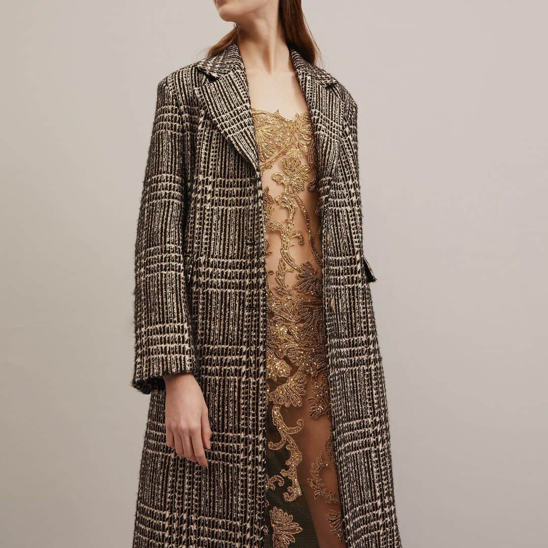のインスタグラム：「Mannish tailor cuts meets ultra feminine pieces. Prince of Wales check coat with glitter threads and tulle slipdress with gold ramage embroidery.  . . . #ErmannoScervino #FW2021 #Tailoring #Couture #Outwear」