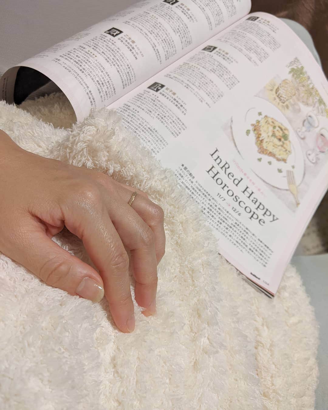 良田麻美さんのインスタグラム写真 - (良田麻美Instagram)「こんな時間に、雑誌読むとか🥰  なんか、しさしぶり。」11月19日 23時46分 - asamiset