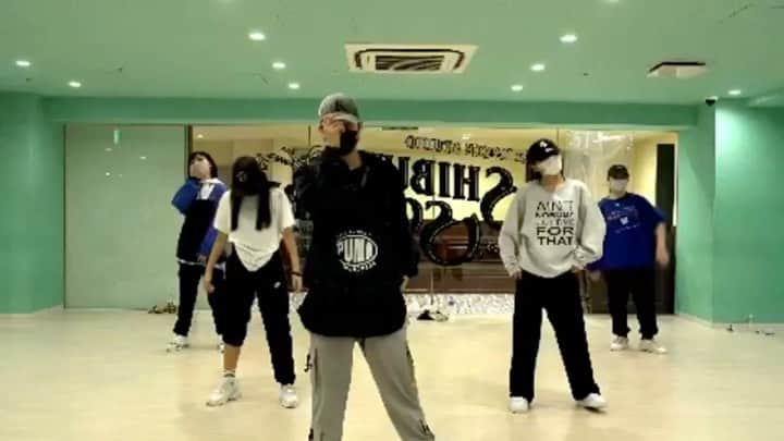 ハルアジタマのインスタグラム：「MiQael san  lesson🔥 一緒に踊らせていただけてすっごく緊張 したけどとっても嬉しかったです💙 最強に楽しかったです💗💗 また lesson楽しみにしてます💞 白トレーナーです🐁 ・ Runnin @21savage @metroboomin  ・ #dance #dancers #dancelover #dancevideos #love #hiphop #japan #shibuya #endancestudio #followｍe #liketime #likelikelike #ダンス動画 #ダンスレッスン #たのしい時間 #幸せ #ヒップホップ #댄스 #힙합 #댄스동영상 #레슨 #일본 #レッスン動画 #video #マスク地獄 #ビデオ  ・ ・ @miqa_shin42 san ありがとうございました🙇‍♀️😍💕」