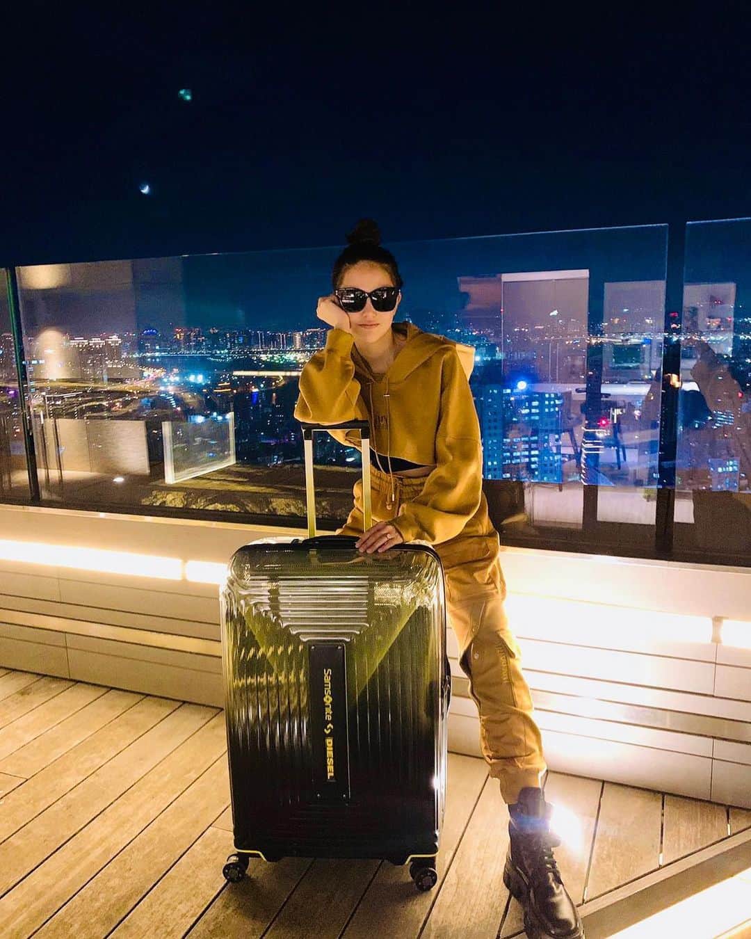 ハンナ・クインリヴァンのインスタグラム：「Dreaming of vacay, all day, everyday.    #wherewouldyouliketogo  #hannahinparis ? #hannahincopacabana ?  @samsonite_taiwan #SamsoniteTaiwan #SamsoniteXDiesel  #adidasxivypark  @balenciaga」