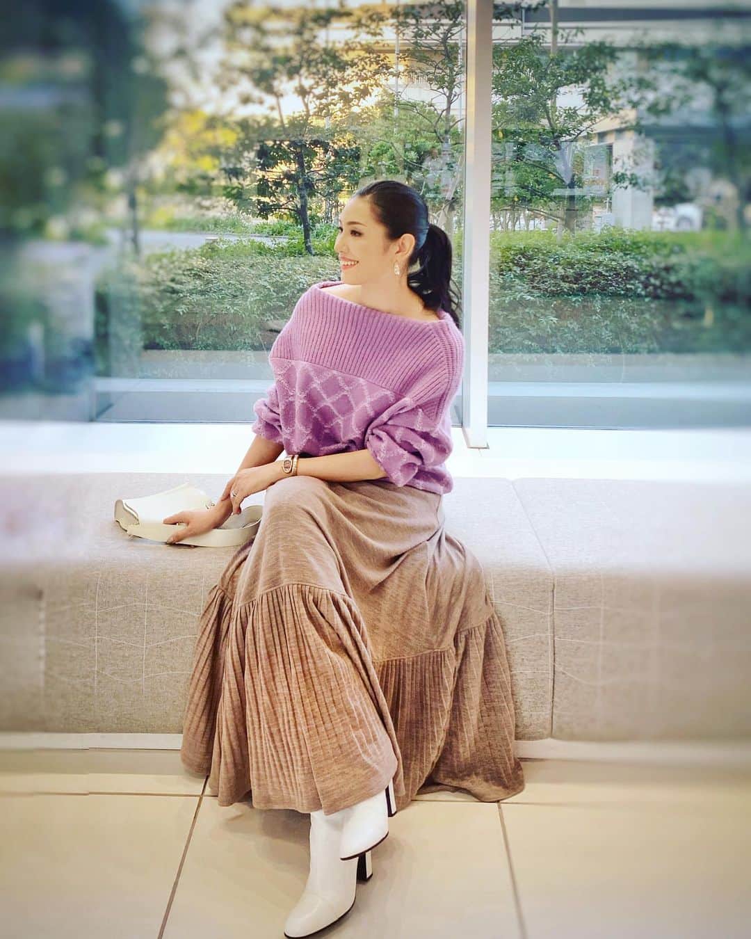 のインスタグラム：「今年の冬は、ラベンダーカラーが断然気になる💜  ベージュやグレーのニュアンスカラーに合わせて、大人にコーデしたい😊  白✖️ラベンダー✖️ベージュの三色コーデ✨✨  トップス　　@anelalux 新作　12/12TSV時 スカート　　@anelalux 新作  12/12TSV 白ブーツ　　@marcjacobs  ピアス　　　@grossejapan ✖️アンミカ 時計　　　　@bulgari  #ootd #winterfashion #明日は08時から09時55分までTBSグッとラックに出演します #23時半から24時はJWAVEのVOLVOクロッシングラウンジに山田ルイ53世さんをお迎えして最高に心温まる新著についでお伺いしお送りします📖」