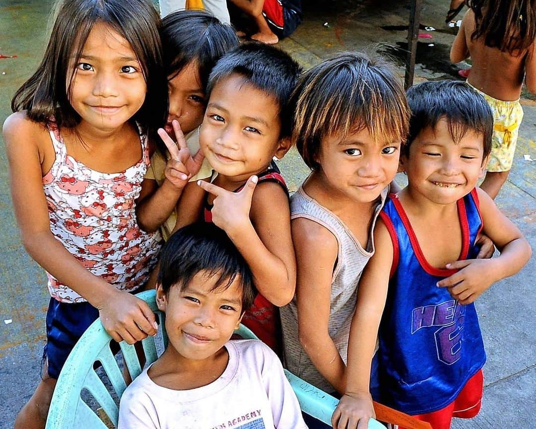 エミレーツ航空さんのインスタグラム写真 - (エミレーツ航空Instagram)「On World Children’s Day, we are putting the spotlight on the work done by the Emirates Airline Foundation and its NGO partners to improve the welfare of disadvantaged children around the world.   Children are our world’s collective hope for the future, and they deserve every dignity and opportunity. The Foundation currently supports 19 projects in 12 countries around the world including:   🧒 The Virlanie Foundation in the Philippines helps provide housing and protection for 42 marginalised children.   🧒 The Little Prince Nursery and School in Kenya provides nursery and primary education for over 400 underprivileged children from the Kibera slums.   🧒 In South Africa, Singakwenza works to build sustainable early childhood programmes in economically disadvantaged communities and has trained over 1,400 parents, caregivers and educators last year.   🧒 The Italian NGO Emergenza Sorrisi sent medical volunteers to perform life changing plastic surgeries for over 100 children last year.   🧒 In India, IMMPACT provides education through community-based learning centers to 3,000 girls each year who come from underprivileged families mostly in rural areas that have little or no access to schools.  #WorldChildrensDay」11月20日 0時00分 - emirates