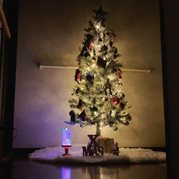 上木彩矢のインスタグラム：「今年はちゃんとクリスマスツリーを出しました🎄✨💓 娘が初めて目にするのでちゃんと飾りました☺️  ニトリは使えるなぁ〜👏👏  #クリスマスツリー」