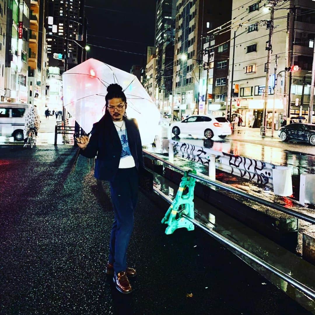 庄村聡泰のインスタグラム：「#東京は雨降り だった日の1枚 #桑田さん ですよね  頭#もうネタがない 眼#jeanpaulgaultier  上下#ladmusician 昔からホントにキレイな形のセットアップを作っていらっしゃいますよね 中#nirvana #nevermind やっぱ抗えない魅力がありますよね 靴#drmartens  鞄#gucci  銀#chromehearts  お写真 @ko_nakano  セットアップとロックTはサイコーですよねと言う真理」
