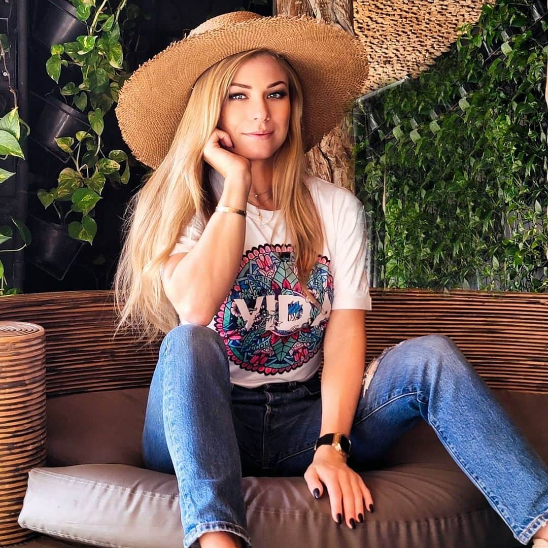Nikki Leighさんのインスタグラム写真 - (Nikki LeighInstagram)「Break time with a #smile PIC 1,2 or 3 ? Hat or No Hat ?!」11月19日 23時55分 - missnikkileigh