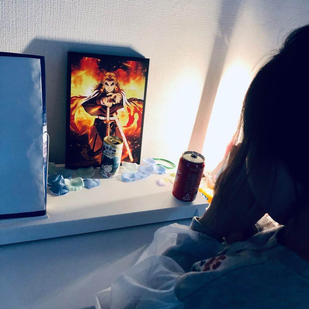山口森広のインスタグラム：「家には、煉獄さんの祭壇があり 娘どんが毎日手を合わせてます。。。  うむっ！いい心掛けだ！  #鬼滅の刃 #煉獄さん #祭壇」