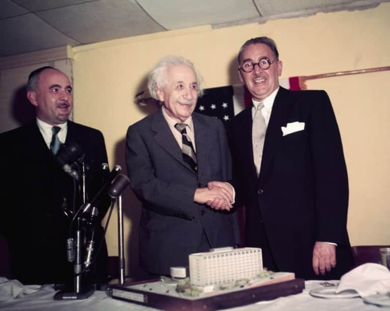 アルベルト・アインシュタインさんのインスタグラム写真 - (アルベルト・アインシュタインInstagram)「#ThrowbackThursday: In this photo from 1953, Albert Einstein received a model of a soon-to-be-constructed building at the Albert Einstein College of Medicine in New York.」11月20日 0時09分 - alberteinstein