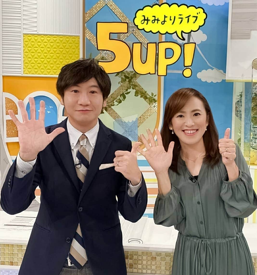 広島ホームテレビ「HOME NEXT neo」さんのインスタグラム写真 - (広島ホームテレビ「HOME NEXT neo」Instagram)「渡辺です！ 今日の #5up！は廣瀬アナとお伝えしました！  なかなかこのコンビでの仕事がないので新鮮✨  スポーツのイメージが強い廣瀬アナですが、 プライベートは小１男の子の #お父さん👨🎵 #子育てトーク をしたりもしています😆  部では、#いたずらっ子 な一面も多く、 #お茶目な男子😎  プロフィールにある☝️アナ動画からは 少年のように目を輝かせる廣瀬アナに 出会えますよ(笑)💻📱  明日もこのコンビです❗ どうぞよろしくお願いします💕  #広島 #ホームテレビ #アナウンサー #MC #廣瀬隼也 #渡辺美佳」11月20日 0時03分 - home.announcers