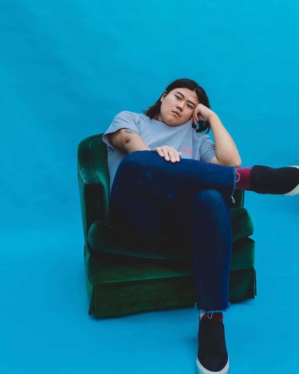 シービーズのインスタグラム：「“Blue blue electric blue that’s the color of my room” - Bowie ✨  Featuring @johnjinhan in the Middie.  #showupinseavees」