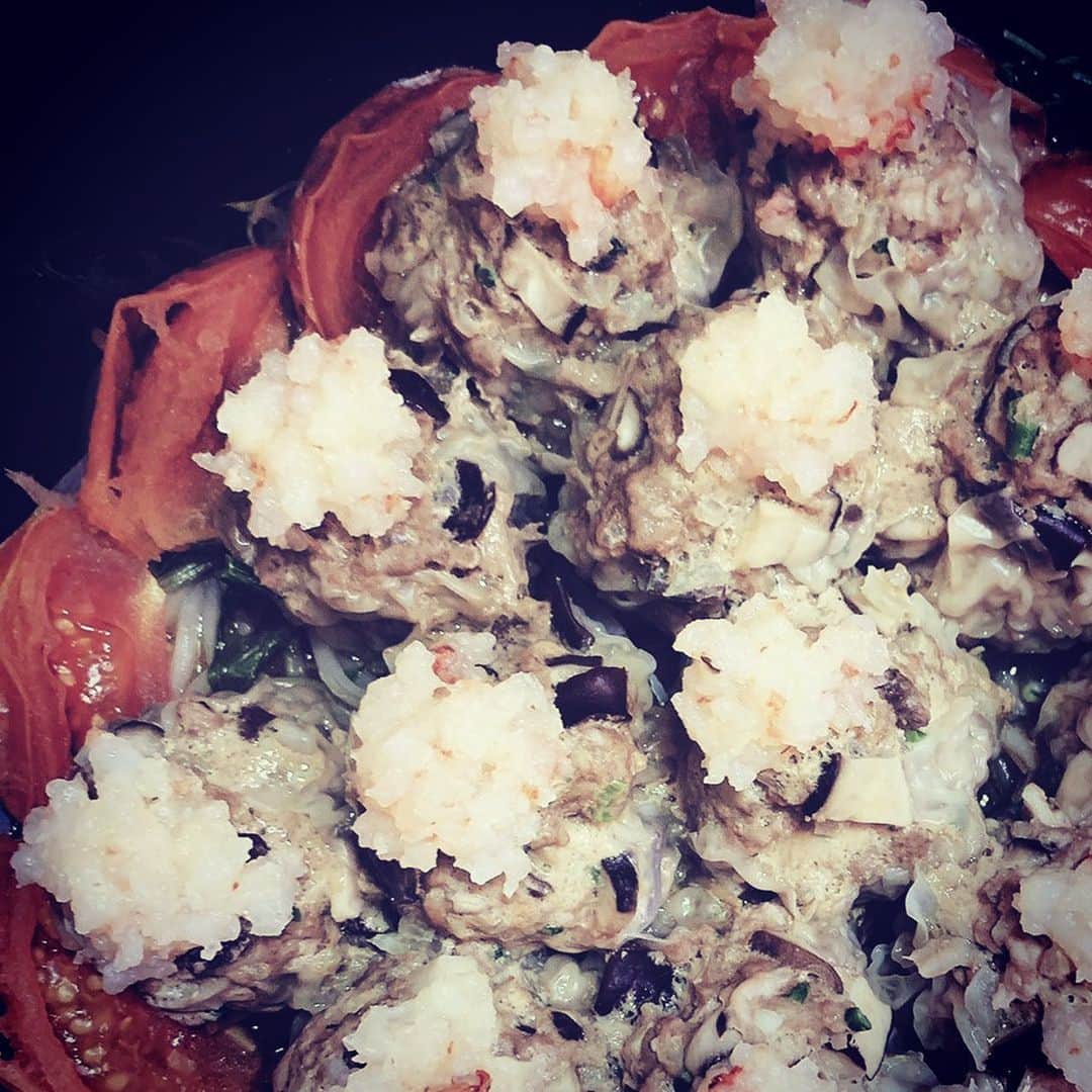 青山志穂さんのインスタグラム写真 - (青山志穂Instagram)「沖縄のおうちでお夕飯。  合い挽き肉に琉美豚のバラ肉を粗く叩いて混ぜてシューマイに。 ブラックタイガーを粗く叩いたものをトッピング🦐 たっぷりのお野菜とともに蒸す  ゴーヤーチャンプルーは メレンゲで作ったふわふわ卵入り  やんばるそばは オイスターネギ塩焼きそばに  本日のお塩は 高知県の土佐の塩丸をセレクト 力強い味なので 油が多い料理にもぴったり  塩にこだわると 料理はさらに美味しくなります  #土佐の塩丸 #琉美豚 #シューマイ #おうちごはん #塩料理 #ブラックタイガー #ゴーヤチャンプルー #やんばるそば #沖縄そば #ネギ塩ダレ #焼きそば #塩 #いつもありがとう」11月20日 0時05分 - shiho_aoyama_
