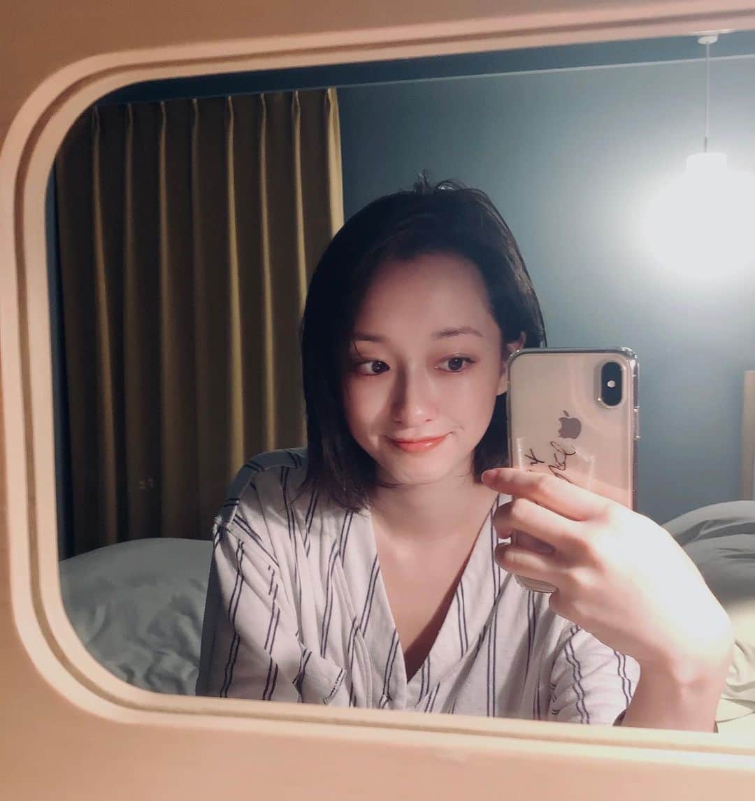 倉田茉美のインスタグラム：「札幌にいるんです。 舞台「くちづけ」明日から二日間。 終わったらすぐ大阪で５日間。 会いに来てくださる皆様。 一生懸命にやりきりますので。 万全の対策とメンタルでいきましょう。  余談、こわがりのわたしは相棒とねます🦖🦕 家のパジャマももちろん持参。 いつもありがとな。  おやすみ。 くだらん投稿ですまぬ」