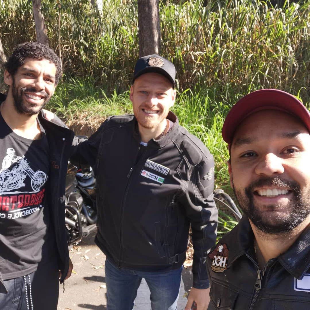 ウィリアム・アルジョナのインスタグラム：「#tbt @desgastadosmc rolezinho de motoca na estrada dos romeiros!! Aoooooo coisa boa!!」
