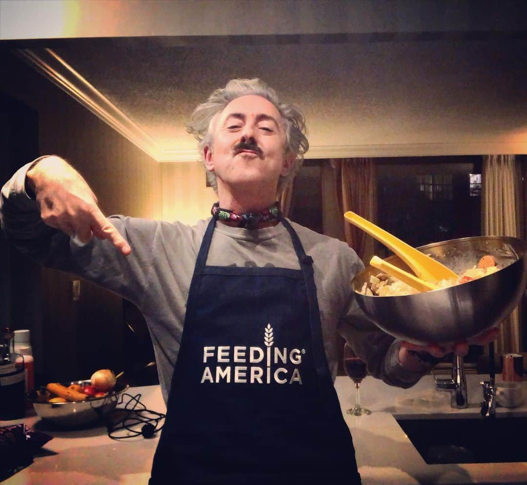 アラン・カミングさんのインスタグラム写真 - (アラン・カミングInstagram)「Check out my apron! This holiday season I’m teaming up with @FeedingAmerica to uplift families most in need. You can help too by visiting www.FeedingAmerica.org #FeedingAmerica」11月20日 0時19分 - alancummingreally