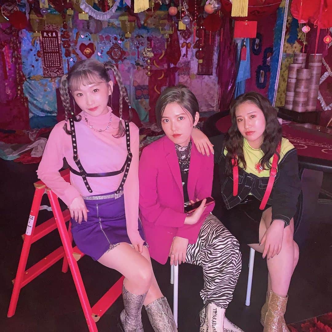 のインスタグラム：「❤︎  2020.11.19  SZWARC 『Emotion』  ついにMVが公開されました❤︎  どうだったかな？🥰 色々びっくりした？ かっこよくね？！❤︎  鬼リピして見てねっ😘💕  SZWARCはバキバキに踊る ダンスガールズユニットです❤︎  今後も期待してて😘  12月5日(土)→6日(日)にかけて オールナイト野外イベントにて お披露目ワンマンライブします❗️  場所は ''神奈川'' の某キャンプ場🌋  ぜひぜひ見に来てください！ 詳しくはSZWARCのTwitterをチェック❤︎」