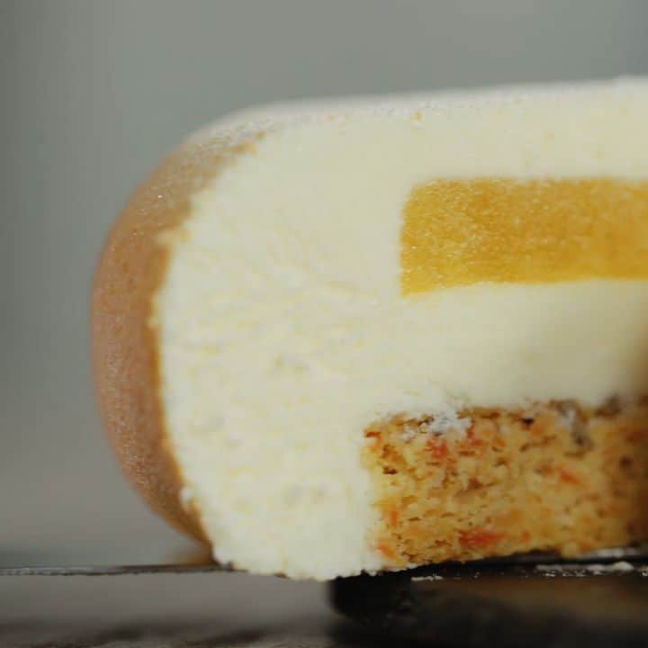 オリガ・ノスコワのインスタグラム：「Early Black Friday starts now! Get 50% off🔥. . 6 Delightful Dessert Recipes & Techniques. . Learn new skills on how to make beautiful glazed-mirror cakes.  This deal is something you don’t want to miss out on, as new skills will stay with you forever.👌 . Link in bio👆. . ENDS IN 3 days. . . Nossa oferta antecipada da Black Friday - ganhe 50% de desconto🔥 . Este curso inclui sobremesas únicas preparadas de acordo com receitas originais. O curso descreve em detalhes as técnicas do bolo de vidro/mirror glaze, pois esse é o meu material favorito para criatividade. . Todos os detalhes sobre o curso em vídeo - clique no link no meu stories✌  . Te esperam seis receitas detalhadas dos meus bolos favoritos. Junte-se a nós. . . Раннее предложение в Черную пятницу🔥. . 6 восхитительных рецептов и техник.   Этот курс включает в себя уникальные десерты, приготовленные по оригинальным рецептам.  . Это будет ваш единственный шанс присоединиться к этому курсу со скидкой 40% до конца ноября!  Все подробности по ссылке в моих stories👌」