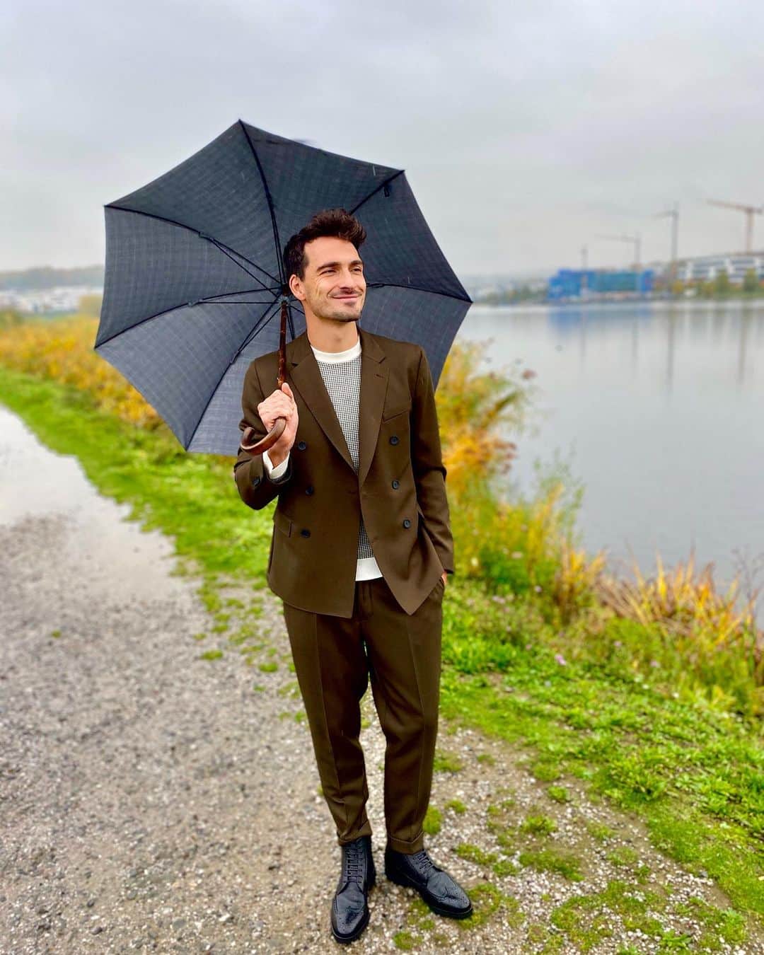 マッツ・フメルスのインスタグラム：「Autumn in Dortmund ☔️🍂 @boss  #ThisIsBOSS Link in Bio for all Comfort & Ease looks.」