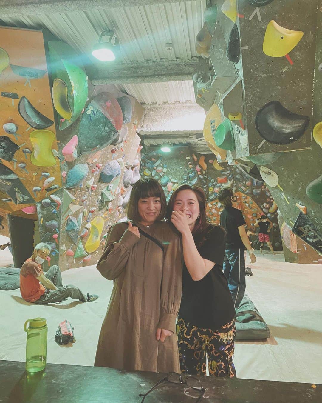 坂本朱里さんのインスタグラム写真 - (坂本朱里Instagram)「私が成女で初めて国体出たときからファンやったと言うてくれた人❤️←震えるくらい嬉しい﻿ ﻿ 写真撮る時もわざわざ手汗までかいてくれるミノリさん💖﻿ らびゅ。﻿ ﻿ 嬉しいからわざわざ投稿しちゃう🙋🏻‍♀️﻿ 東京から遥々ありがとうございました🙇🏻‍♀️﻿ #女子クライマー」11月20日 0時36分 - ayari_shimi
