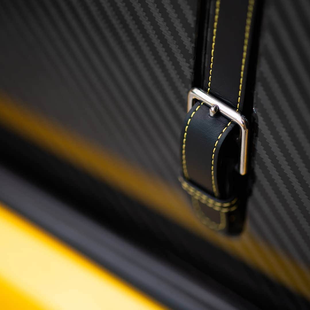 パガーニ・アウトモビリのインスタグラム：「Details of the Zonda Roadster, chassis 41, brought back to their glory thanks to the #paganirinascimento program.  #pagani #zonda #zondaroadster」