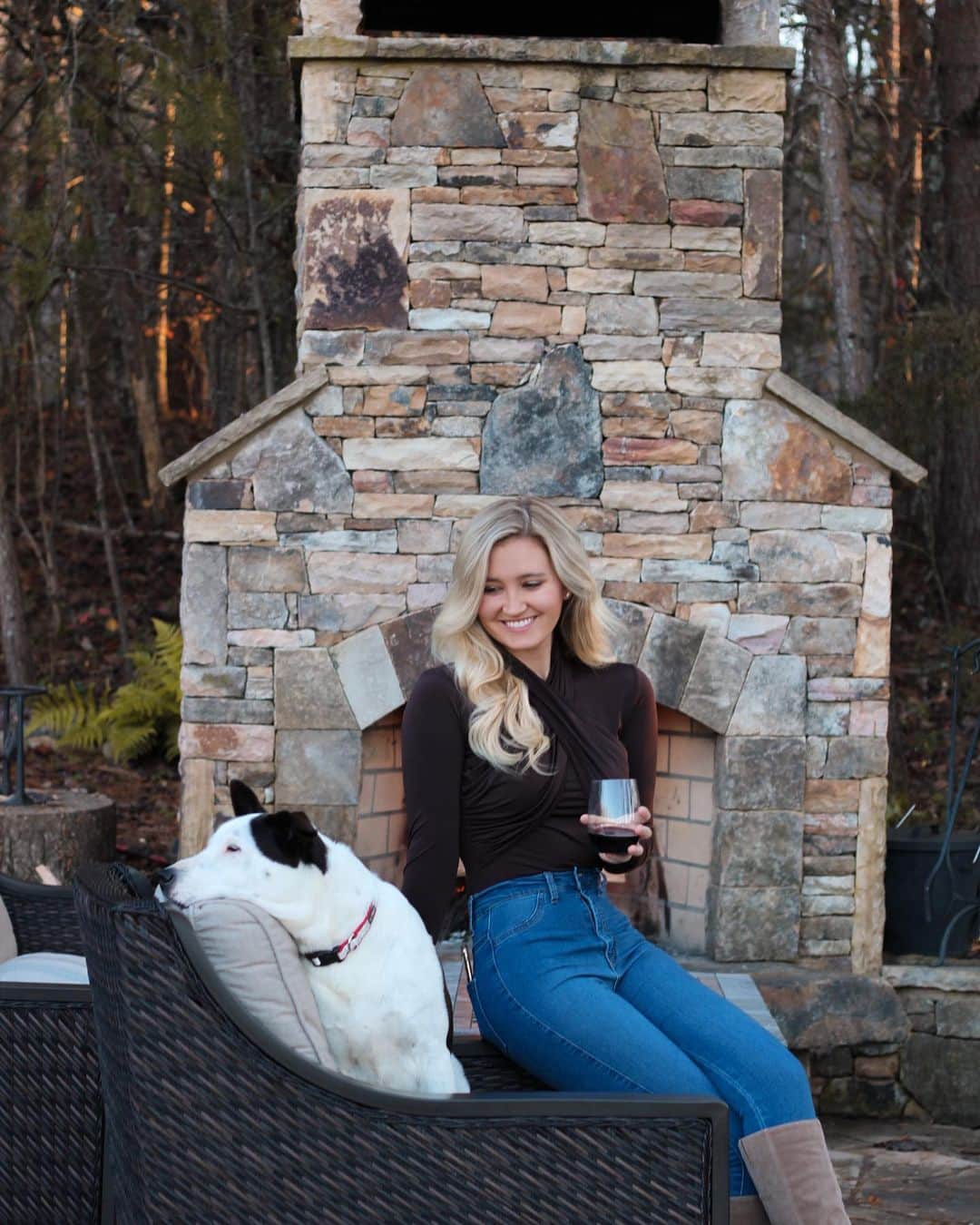 サシャ・カリスのインスタグラム：「A chilly evening ❄️, a roaring fire 🔥, dogs 🐶, a glass of wine 🍷....  🎶 These are a few of my favorite things! 🎶  #liketoknowit #ltkfashion #ltkfall #ltkstyletip #ltkit #autumnvibes🍁 #fallfashion #fireplace #firepit #northcarolina #nc #outdoors #ootd #ootdfashion #ltkhome #ltkholidaystyle #ltktravel #ltkstyle」