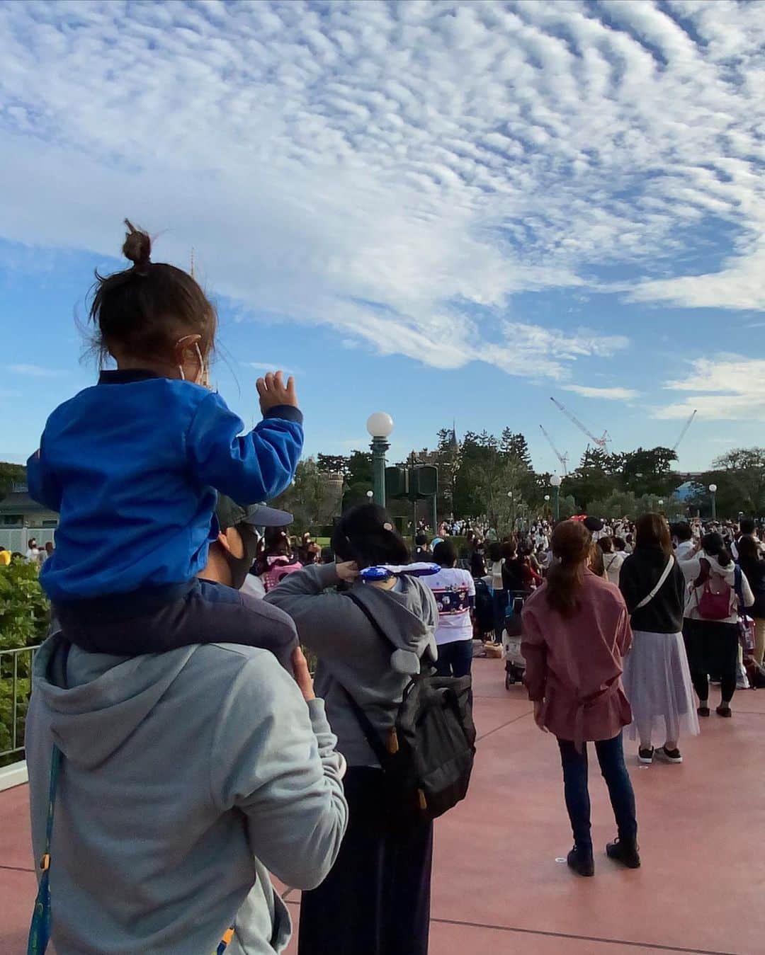 平山美香のインスタグラム：「2020 HALLOWEEN 🎃Disney １０月頃が快適なので、大体この時期にディズニー行く事が多い🎃 美女と野獣をはじめ、沢山のアトラクションにスムーズに乗れて、子供達大喜び❤️❤️❤️ @hiratakyoko と @reireireiko も合流❤️ ディズニーランドホテルのお部屋からはシンデレラ城が見えて、ずーっと夢の中にいれました✨早く元のディズニーに戻って欲しいなぁ、、、 #家族旅行 #ディズニー #ディズニーランドホテル」