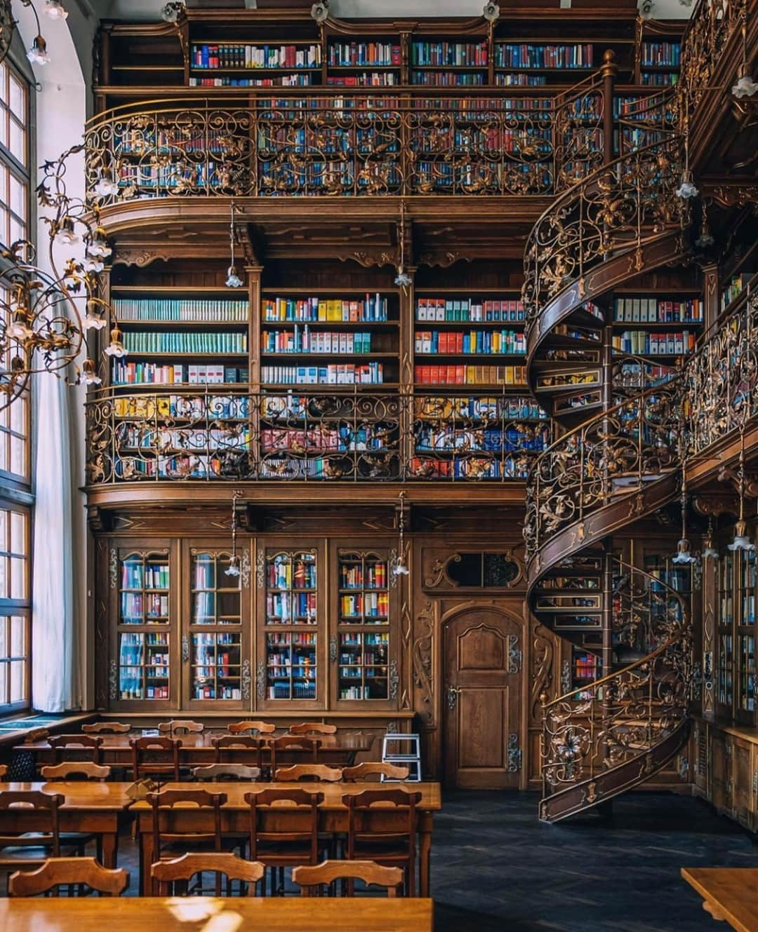 Earth Picsさんのインスタグラム写真 - (Earth PicsInstagram)「Juristische Bibliothek in Munich, Germany 🇩🇪 Tag a book lover! 📚 Photo by @themodernleper」11月20日 1時00分 - earthpix