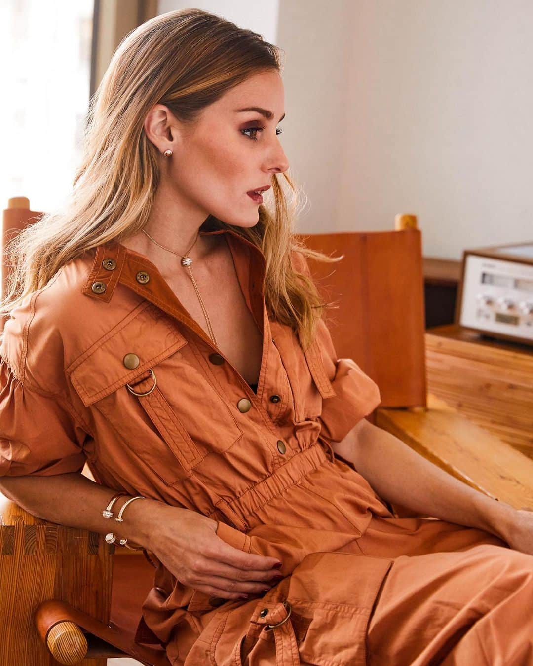オリヴィア・パレルモのインスタグラム：「Keeping it casual chic in a Thanksgiving hue and my @piaget sparkle 🧡💫⁣ ⁣ 📷: @stephanalessistudio⁣⁣⁣ 💇🏼‍♀️: @benoitmoeyaert⁣⁣⁣ 💄: @danielmartin⁣⁣⁣ 👗: @juliasisto⁣⁣ 🎬: @marcosfecchino」