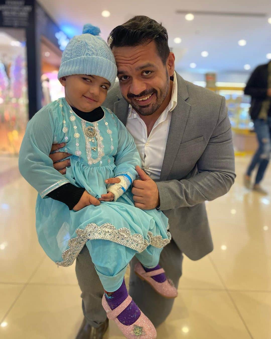 Gaurav Tanejaのインスタグラム：「Nautanki no 01. . #MeraGolu #shopping #Birthday #flyingbeast」