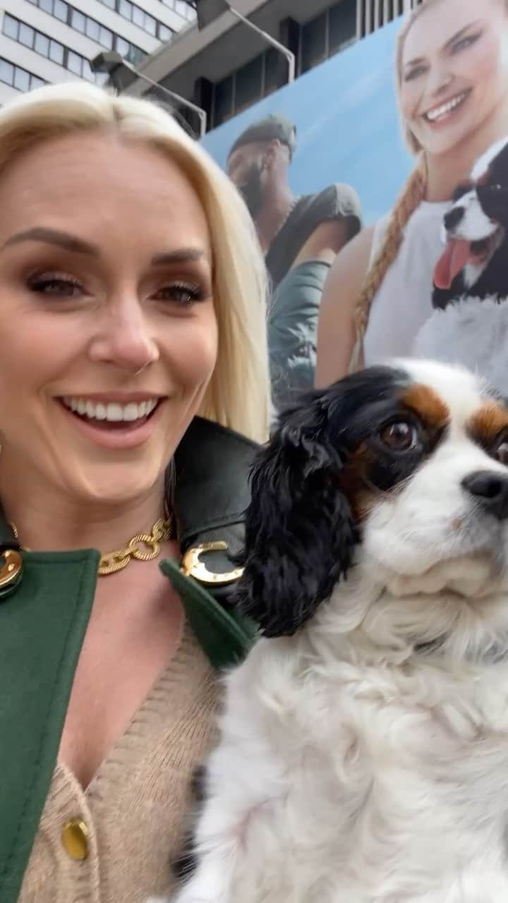 リンゼイ・ボンのインスタグラム：「Ayyyy we’re on a billboard in Times Square!!!!!!! Cannot wait for our new show to launch tomorrow!! Lucy is in shock with all her new found fame lol #diva #minnesotaaccent #ThePack @ilovelucyvonn @thepackonprime」