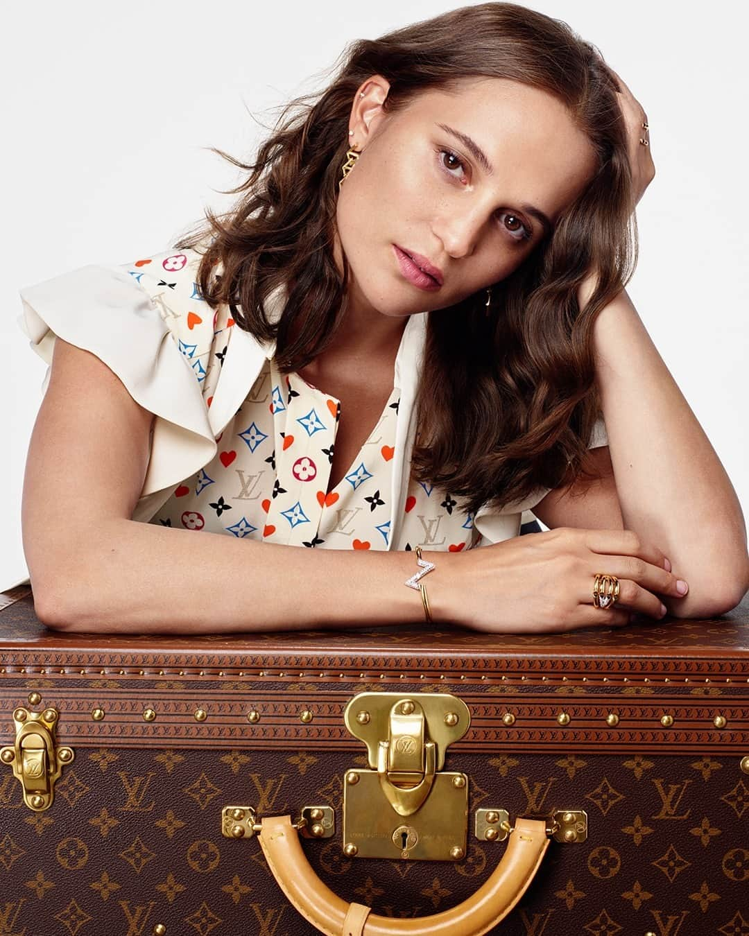 ルイ・ヴィトンさんのインスタグラム写真 - (ルイ・ヴィトンInstagram)「Long-awaited. #AliciaVikander returns in #LouisVuitton’s new holiday campaign, an ode to the annual Journey Home. Watch the film via link in bio.#LVGifts」11月20日 1時00分 - louisvuitton