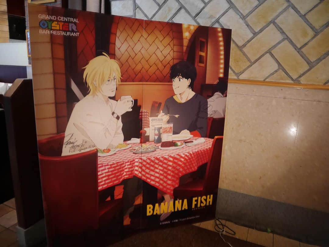 野島健児さんのインスタグラム写真 - (野島健児Instagram)「BANANA FISH コラボ オイスターバー 行ってきました！  ニューヨークさながらの店内 そこはもう作品の中ような錯覚  僕の好物は牡蠣！ あとクラムチャウダー！ とにかく美味しい  コラボメニュー以外にも オススメの「オイスターロックフェラー」も頂きました 牡蠣とほうれん草と黄身のマリアージュ！ 言葉の意味はよくわかんないけど、、、！ 美味しいという事だけは真実！  テンションあがりっぱなしでした  ノベルティも色々あるので乞うご期待  サインも書かせて頂きました 見かけたら撮影でもしてくださいませ！  ああ、牡蠣でお腹いっぱいなんて、、、幸せ きっと苦手な方でも行けるのでは！？ お肉もあるそうです！  バナナフィッシュの世界を味わってもらいたい  店員の皆さん とても親切にしてくださって ありがとうございました😊  グランド・セントラル・オイスター・バー&レストラン品川 http://oysterbartokyo.com/news/ja/1948」11月20日 1時00分 - nojima_kenji