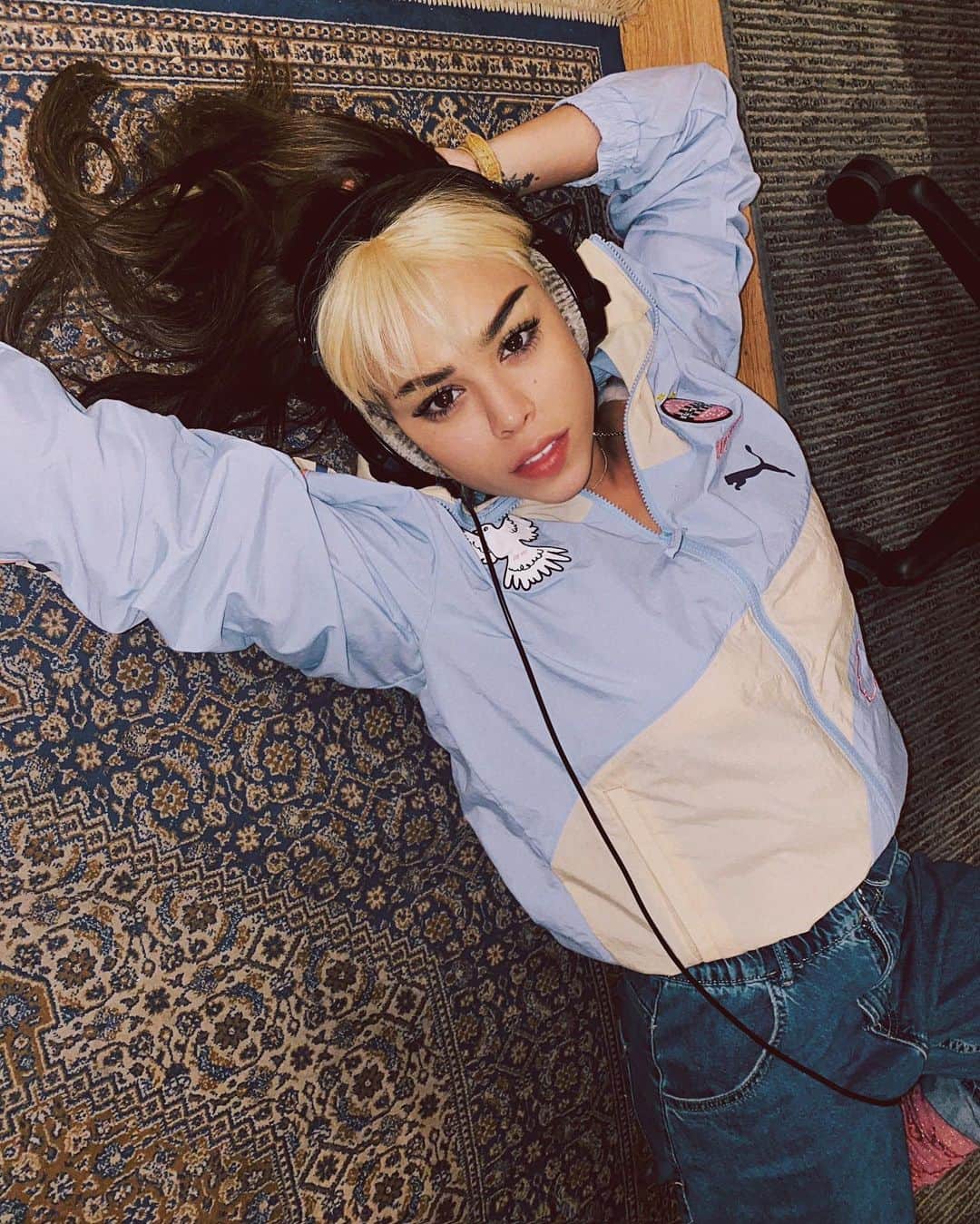Danna Paolaのインスタグラム：「7 horas después... mi vida en el studio be like」