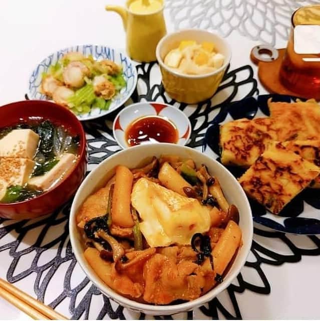 韓の食菜さんのインスタグラム写真 - (韓の食菜Instagram)「kiyoka1577さんが「韓の食菜 豚カルビ」で作ったベジおかずを投稿してくださいました。メインの丼は豚カルビとカマンベールチーズの組み合わせ♪想像しただけで食べてみたくなります！ @moranbong_official @hannoshokusai  ********************************  kiyoka1577のプロフィール写真 kiyoka1577 2020.4.15 Wed.  こんばんは🌃 本日２度目のpost 連投になることと お返事前なのにゴメンナサイ。 あとでゆっくりお返事と 皆さんのpost訪問に 参りますので···🙏 しばしお付き合いくださると うれしいです♡ · レシピブログ/フーディーテーブル 事務局様から @foodietable.jp モランボン 韓の食菜 チャプチェ＆豚カルビ モニタープレゼントを頂き、 インスタグラムモニターとして モランボン✕フーディーテーブルの コラボ広告企画に参加させて 頂いてます。  今夜は豚カルビ(テジカルビ)の素を 使って今日の晩ごはんのメインを 作りました。 まずは晩ごはんメニュー紹介から♪ · ✾テジカマン丼 豚カルビ＋カマンベールチーズ →名付けてテジカマン丼ぶり ✾豆腐とワカメの韓国風スープ ✾セロリとベビーホタテのサラダ →家政婦しまさんレシピより ✾明太子とじゃがいものチヂミ おまけ ✾パイナップルとクリームチーズの 蒸しパン(おやつの残り 撮影用) · 豚カルビの素、合わせ調味料と共に トック(餅)がセットされています。 今回具材で準備したものは、 豚ロース切り落とし肉330g ぶなしめじ、ニラの代用で青ねぎを 細長くカットしたもの、ごま油です。 具材を炒めて最後に調味料絡めて 出来上がる時短調理の優秀な お助けアイテムです。 この豚カルビを頂いた時から やりたいと決めていた丼スタイルに プラスワンでカマンベールチーズを トッピングしました。 出来上がり直前で４等分に切れ目を 入れたカマンベールチーズを フライパン真ん中へ投入。 下半分とろけ始めたら火を止め 予熱で火入れしました。 チーズ好き過ぎる わが家らしい食べ方ですが、 コレが旨いのなんの···🤤🤤🤤 丼の真ん中へ等分に分けた チーズをドーンと乗せました♡ 半溶けになったチーズと 豚カルビの濃厚な赤味噌ベースの タレとが絡み合って ご飯がススムくん状態。 もう少し野菜を入れて 彩りとボリュームを出すと さらにススムくん間違いなし！ · セロリとベビーホタテのサラダは 家政婦しまさんレシピ参考に しています。本当はホタテですが ベビーホタテの方がお買い得 だったので、ベビーをチョイス(笑) この元レシピをフォロワーの @kitchenstagram.s さんに 教えてもらったので 早速晩ごはんに取り入れました♡ ありがとうございます🙏 · モランボンの２種類の素を モニターとしてご紹介しましたが お読みくださった中で 気になる商品はございましたか？ STAY HOMEを推奨されている今、 お子様の臨時休校、はたまた 在宅ワークに切り替わった ご家族様など···家で大半を過ごし １日３食献立を考えるだけでも かなり大変ですよね。 コチラの商品をストックして いざという時の献立に お役に立つこと間違いなし！ 手軽に韓国料理が美味しく 頂けるのでぜひ一度 ご賞味くださいね♡♡ ステキなアレンジver.レシピが 出来たら私にも教えてください(笑)  --」11月20日 11時49分 - hannoshokusai