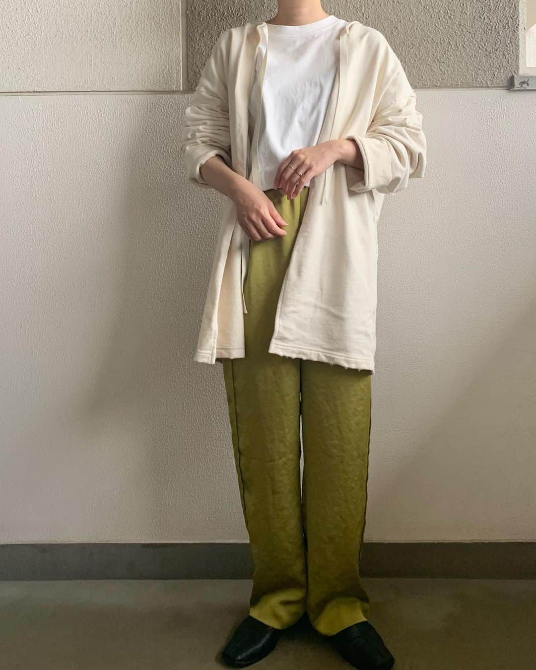 my9mj8のインスタグラム：「﻿ 　﻿ 11月なのに暑すぎてビックリです！！﻿ また寒くなるみたいだけど🥺﻿ ﻿ ﻿ 春にも秋にも良くする格好😂笑﻿ ﻿ #ファッション#コーデ#コーディネート#fashion #coordinate #code #オシャレ #ootd #outfit #wear﻿ ﻿ ﻿」