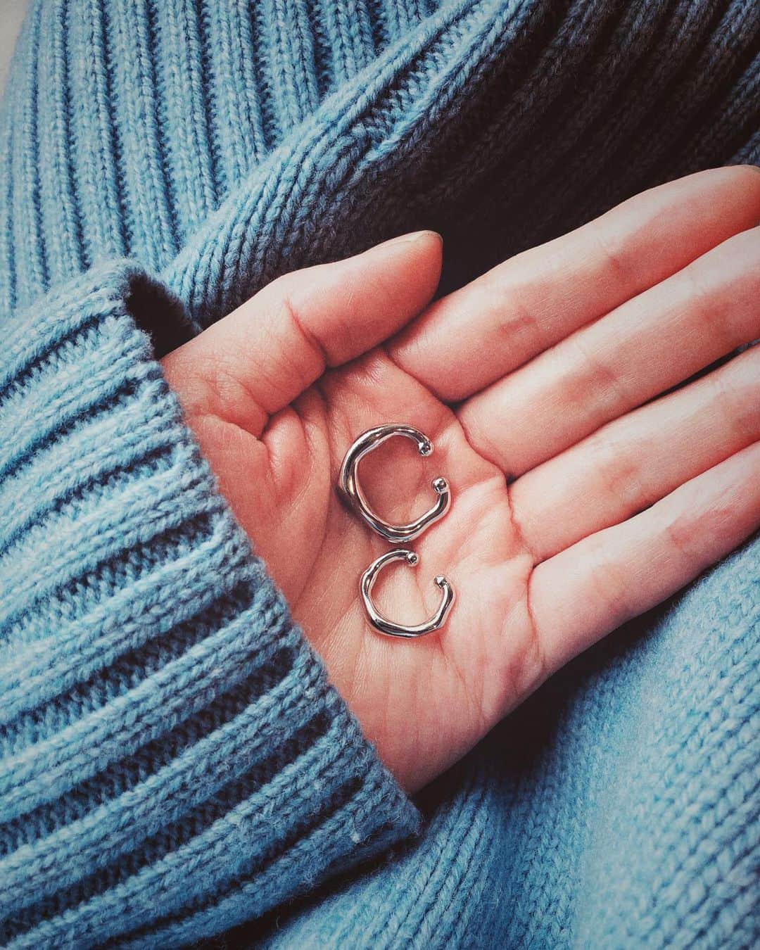 田中マヤさんのインスタグラム写真 - (田中マヤInstagram)「イヤーカフ✨重ねづけ👂 MARIA BLACK＋UNITED ARROWSのコラボアクセ✨ ・ 色んな組み合わせが楽しめて ゴールドとの組み合わせも可愛かったけど、 シルバーにしたよ✨✨ ・ @mariablackjp  @escapers_online  ・ #イヤーカフ #重ねづけ #マリアブラック #mariablack #コラボ #earcuff #silver #이어커프 #악세사리」11月20日 11時51分 - tanakamaya__official