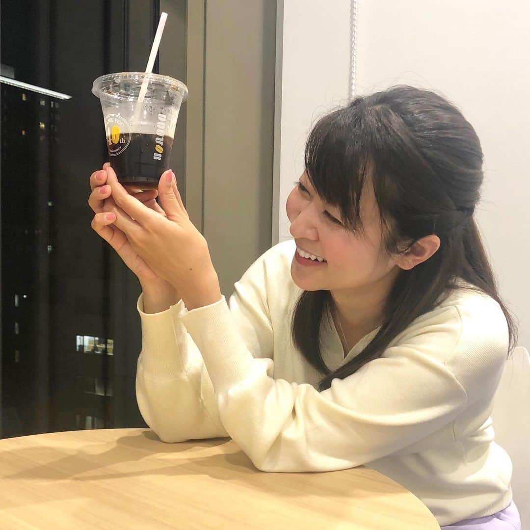 多胡安那のインスタグラム：「晩秋なのに夏日に迫る気温。 こんだけ暑いとコーヒーはアイスしかない。 #気象予報士 #きのうは夏日一歩手前でした #晩秋なのに24.9℃ #アイスコーヒー日和」
