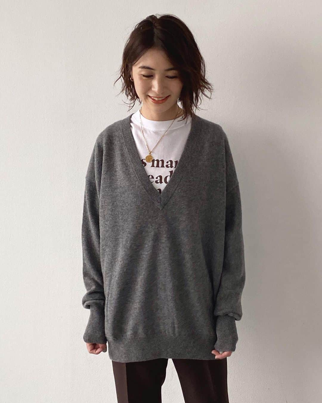 上村若菜のインスタグラム：「. 深VニットにロゴTを重ねて着た本日。 こんな感じでロゴをチラっと見せるとシンプルなコーディネートのポイントに🙆‍♀️ ロゴの色は赤みのあるブラウンです🌰 着こなしは無限大ですな✨  @rita_jeans_tokyo と　@leemarche にて予約販売中です✨  #wakameswardrobe #ロゴTコーデ #ロゴt #カジュアルコーデ #ママコーデ  ロンT…#ritajeanstokyo  ニット、パンツ…#shinzone 靴…#converse」