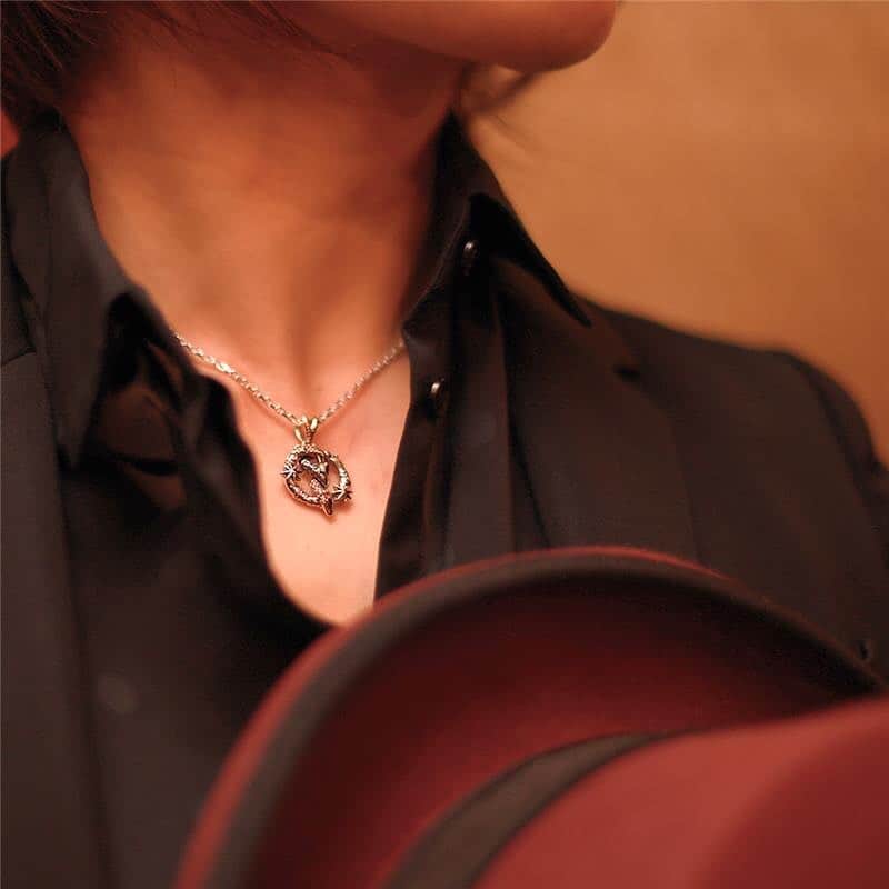 ブラッディマリーのインスタグラム：「﻿ Bloody Mary 2020 Circus add collection「FINALE」﻿ ﻿ 夜明けとともに、一つの世界が幕を開け﻿ 宵の明星とともに、その幕を閉じる。﻿ ﻿ サーカスはテントを畳み、螺旋の次のポイントで﻿ また新しい幕開けに向かう。﻿ ﻿ 今回のクリスマス商品は、Bloody Maryオンリーショップ限定品と、ビヨンクール店舗の限定品をご用意しております。﻿ ﻿ DAWN(ドーン) -幕開け-﻿ サーカスの幕開けとして、場が広がるイメージの円環。﻿ ﻿ ドーンペンダント　¥25,000(税抜)  クリスマス記念アイテム﻿ ﻿ ドーンペンダント w/skタイプA ¥175,000(税抜) ﻿ ドーンペンダント w/skタイプB ¥130,000(税抜)﻿ 原宿店、心斎橋店限定品、Web限定品﻿ ﻿ ※原宿店、心斎橋店の店舗限定アイテムは、2タイプのバージョン違いでご用意しております。﻿ ﻿ ドーンペンダント w/skタイプC ¥80,000(税抜)﻿ ビヨンクール、Web限定品﻿ ﻿ ※こちらは、ビヨンクール店舗限定品となりますのでご注意下さい。﻿ ﻿ ﻿ CURTAIN(カーテン）-幕引き-﻿ サーカスが終わり、カーテンが閉じられていくイメージ。﻿ ﻿ カーテンリング　¥20,000(税抜)  クリスマス記念アイテム﻿ ﻿ カーテンリング w/skタイプA ¥105,000(税抜) ﻿ カーテンリング w/skタイプB ¥100,000(税抜) ﻿ 原宿店、心斎橋店限定品、Web限定品﻿ ﻿ ※原宿店、心斎橋店の店舗限定アイテムは、2タイプのバージョン違いでご用意しております。﻿ ﻿ カーテンリング w/skタイプC/ダイヤパヴェ ¥75,000(税抜) ﻿ ビヨンクール店限定品、Web限定品﻿ ﻿ ※こちらは、ビヨンクール店舗限定品となりますのでご注意下さい。﻿ ﻿ 特典﻿ 限定発売期間中ご購入の方を対象に特別スリーブをプレゼント致します。﻿ ﻿ 販売期間﻿ 2020年11月14日(土) ～ 12月31日(木)﻿ ﻿ 販売店舗﻿ ﻿ [店舗] ブラッディマリー 原宿店﻿ [お問い合わせ] TEL 03-3401-2881﻿ ﻿ [店舗] ビヨンクールキャッスル(ブラッディマリー 心斎橋店)﻿ [お問い合わせ] TEL 06-6484-0717﻿ ﻿ [店舗] ビヨンクールキャッスル﻿ [お問い合わせ] TEL 06-4708-1205﻿ ﻿ [店舗] ビヨンクールカナッサー 大阪タカシマヤ店﻿ [お問い合わせ] TEL 06-6633-8180﻿ ﻿ [店舗] ビヨンクール 京都タカシマヤ店﻿ [お問い合わせ] TEL 075-252-7529﻿ ﻿ [店舗] ビヨンクール 阪急メンズ大阪店﻿ [お問い合わせ] TEL 06-6313-8733﻿ ﻿ [店舗] ビヨンクール 北千住マルイ店﻿ [お問い合わせ] TEL 03-4376-5204﻿ ﻿ [店舗] ビヨンクール 新宿タカシマヤ店﻿ [お問い合わせ] TEL 03-5361-1294﻿ ﻿ [店舗] ビヨンクール 名鉄百貨店﻿ [お問い合わせ] TEL 052-541-0051﻿ ﻿ [店舗] ビヨンクール ジェイアール名古屋タカシマヤ店﻿ [お問い合わせ] TEL 052-566-8326﻿ ﻿ [店舗] ビヨンクール 新静岡セノバ店﻿ [お問い合わせ] TEL 054-275-1061﻿ ﻿ [店舗] ビヨンクール 浜松店﻿ [お問い合わせ] TEL 053-450-2080﻿ ﻿ [店舗] ビヨンクール 博多阪急店﻿ [お問い合わせ] TEL 092-419-5439﻿ ﻿ [店舗] ビヨンクール キャナルシティ博多店﻿ [お問い合わせ] TEL 092-292-5685﻿ ﻿ [店舗] ビヨンクール そごう広島店﻿ [お問い合わせ] TEL 082-512-7161﻿ ﻿ [店舗] ビヨンクール 台北敦南門市﻿ [お問い合わせ] TEL +886(2) 2752 8789﻿ ﻿ [店舗] ビヨンクール 微風信義百貨店﻿ [お問い合わせ] TEL +886(2) 2723-2﻿ ﻿ ※商品詳細につきましては、各店舗にお問い合わせ頂きますようお願い致します。﻿ ﻿ #bloodymaryjewelry #bloodymary #jewelry #silver #fashion #jewelryporn #jewelrydesign #jewelrygram #accessory #accessories #silverjewelry #ブラッディマリー #シルバーアクセサリー #fashionjewelry #black #blackfashion #シルバー #アクセサリー」