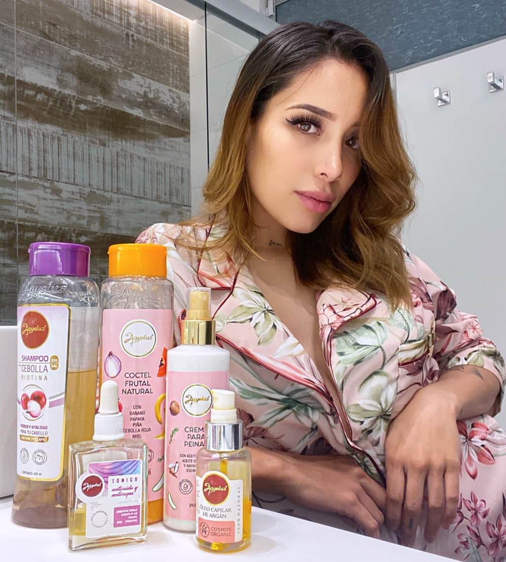 Luisa Fernanda Wさんのインスタグラム写真 - (Luisa Fernanda WInstagram)「Hoy les voy hablar de mis productos favoritos para el cabello @anyeluzcosmetics ha desarrollado un shampo único en el mercado....el shampo de cebolla 🧅 es el único del mercado con la cebolla adentro y no huele para nadaaaa a cebolla, este proceso tarda 8 meses así es 8 meses desnaturalizan la cebolla sacando de ella todas las propiedades que ayudan al crecimiento al brillo y a la sedosidad del cabello y de esta manera en este tiempo la cebolla pierde ese olor y queda en el shampo todas las propiedades, no afecta los procesos químicos y acompañando con la terapia capilar de cebollay el nuevo coctel frutal que es algo extraordinario por que devuelve la salud natural del cuero cabelludo y lo mejor huele delicioso y no necesita refrigeración el Tonico capilar de cebolla y el acondicionador los resultados serán geniales en muy poco tiempo, lo mejor aún no afecta los procesos quimicos por qué no contienen sal ni parabenos, así que si tú problema es la caída excesiva y el que no te crezca, Anyeluz tiene la Solución y lo mejor los precios son excelentes para los resultados que otorgan cero publicidad engañosa. Sigue a @anyeluzcosmetics #publicidad」11月20日 10時30分 - luisafernandaw