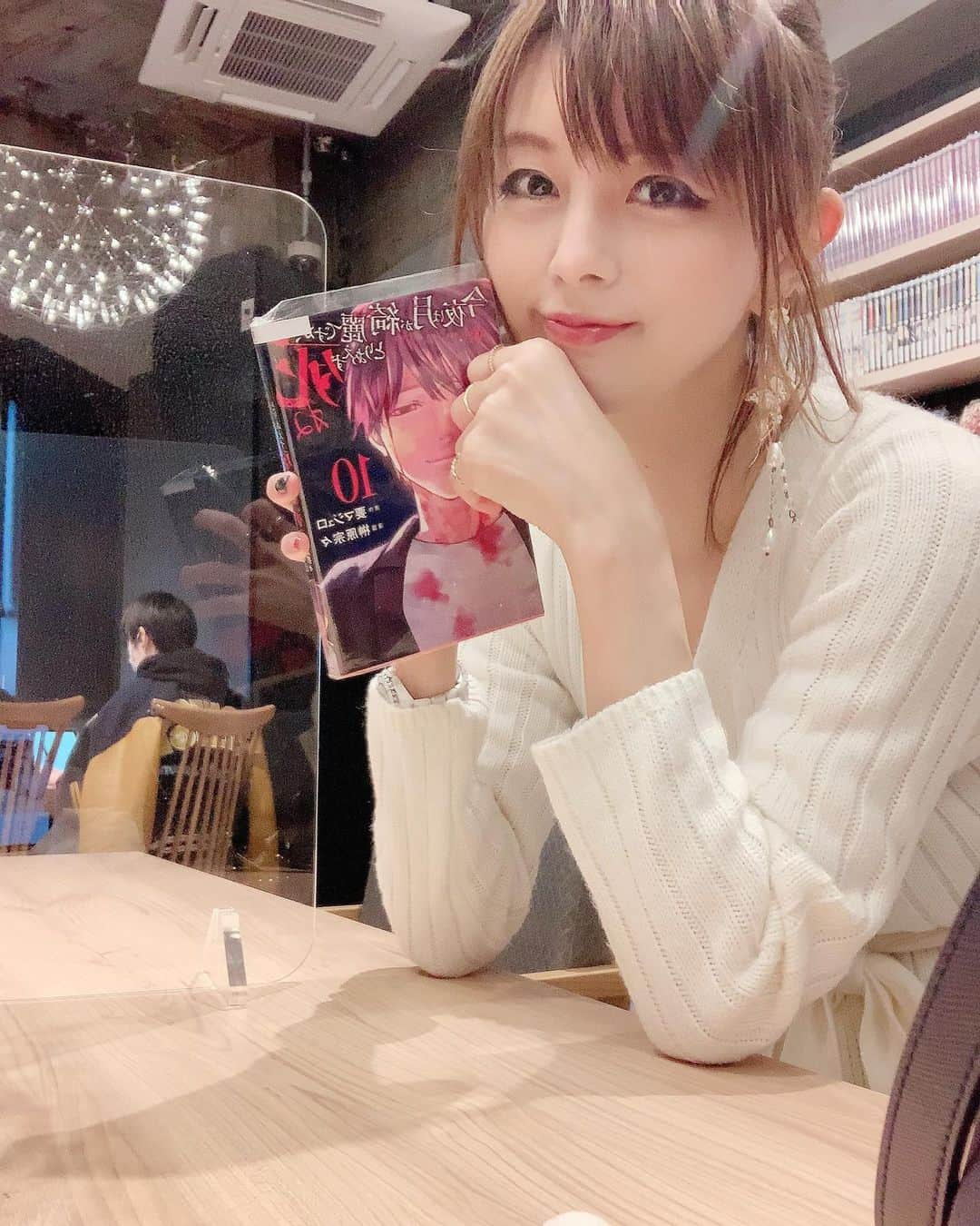 satomiさんのインスタグラム写真 - (satomiInstagram)「今日は代々木のカスタマカフェで（@customa_official) リモートワーク中〜☕️📕💻 ・ 完全個室で女性でも快適に利用できる〜！ ロフトもあるので仮眠しました笑💤💤 ・ ラウンジではカレー食べ放題🍛があったり 漫画以外にも雑誌や小説がたくさんあって凄く 充実〜😆🌟 ・ 基本的に会員登録不要だしラウンジだけなら30分200円ぐらいで使えちゃうのでカフェで休憩するよりも お得でした💕 ・  #ネカフェ #ネットカフェ #カフェ #カスタマカフェ #カスタマグループ #漫画喫茶 #24時間営業 #代々木 #蒲田 #池袋 #PR」11月20日 10時29分 - saatoomii47